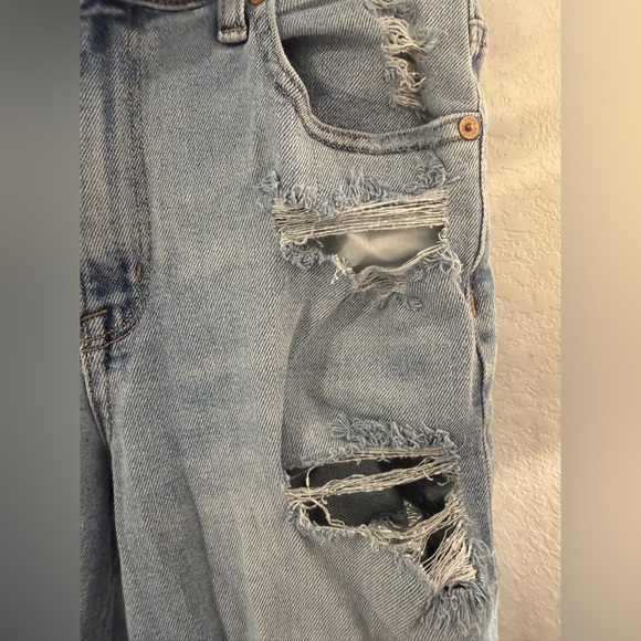 American Eagle Distressed Straight Mom Jeans Size 6 Long Light Wash Ripped Denim - Picture 8 of 14